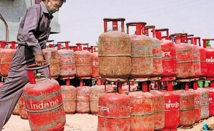 महंगाई की मार: LPG सिलेंडर के दाम 50 रुपये बढ़े, जानें नई कीमत