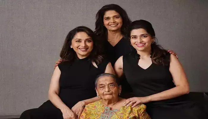 Madhuri Dixit मना रहीं अपना 55वां Birthday, जानें एक्ट्रेस का फिल्मी सफर