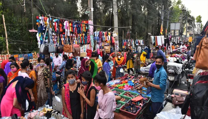 बाराबंकी: बाजार पर नहीं दिख रहा है महंगाई का असर, व्यापारी कर रहें कारोबार में इजाफा होने की उम्मीद