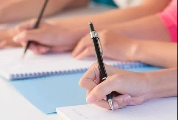 खटीमा: आउट ऑफ सिलेबस प्रश्नपत्र आने से भड़के छात्र