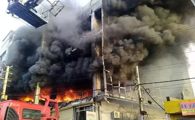 मुंडका अग्निकांड: पुलिस को मिली बड़ी सफलता, बिल्डिंग का मालिक मनीष लाकड़ा गिरफ्तार