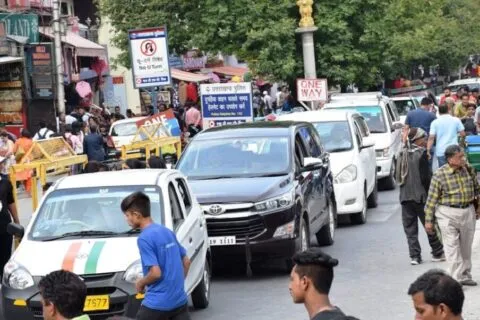 नैनीताल: पुलिस और अधिवक्ताओं के विवाद में आम जनता हुई परेशान, जाम में दो एंबुलेंस फंसीं