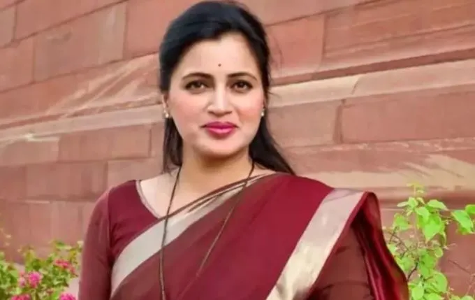सीएम उद्धव ठाकरे पर भड़कीं नवनीत राणा, कहा- ये हनुमान चालीसा के खिलाफ हैं और मैं भागने वाली नहीं हूं
