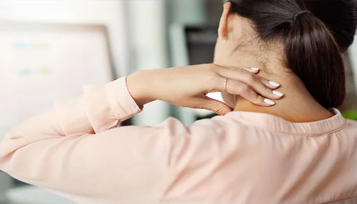 Stiff Neck: अगर अपनी अकड़ी गर्दन से हैं परेशान, तो इन टिप्स से करें ठीक