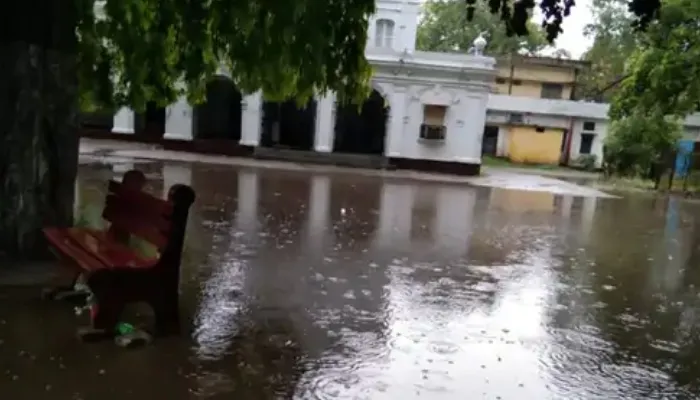 बलिया: तेज आंधी और बारिश से जलभराव, आम के बागों का हुआ नुकसान