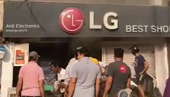 आगरा: एलजी के शोरूम में लगी आग, कड़ी मशक्कत के बाद पाया काबू, लाखों का नुकसान