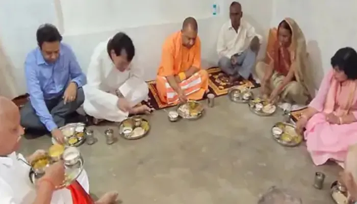 अयोध्या में दलित के घर CM योगी ने किया भोजन, पूरे परिवार के साथ खिंचवाई फोटो