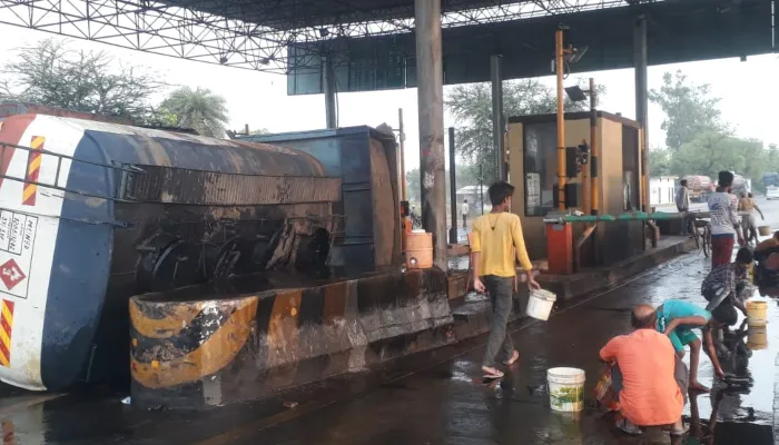 बहराइच: एक्सल टूटने से केमिकल लदा टैंकर पलटा, ज्वलनशील पदार्थ लेकर भागे ग्रामीण