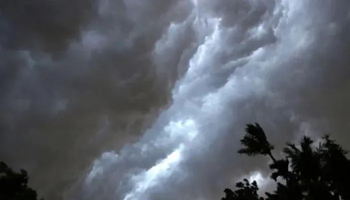 UP Weather Report: मौसम ने ली करवट, ठंडी हवाओं और हल्की बूंदाबांदी से गर्मी में आई गिरावट