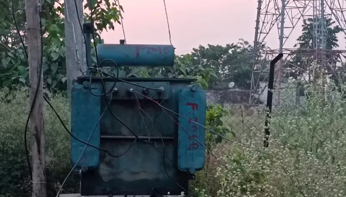बहराइच: अधिक भार के चलते जला ट्रांसफार्मर, पूरे बाजार की बिजली हुई गुल