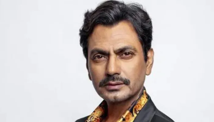 Nawazuddin Siddiqui ने अपने बॉडीगार्ड को पीछे हटाकर फैंस के साथ क्लिक करवाए फोटोज, वीडियो वायरल