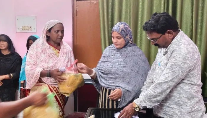 रायबरेली: ऊंचाहार चेयरमैन ने हिंदू गरीबों के घर पहुंचाई आवश्यक खाद्य सामग्री और नकदी