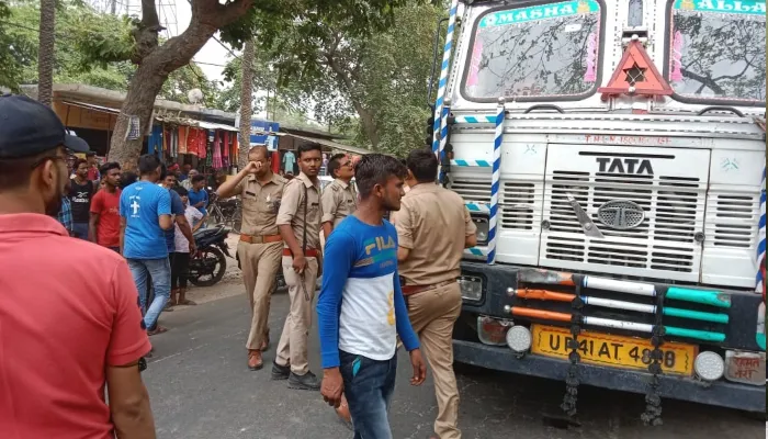बाराबंकी: ओवरलोड ट्रक की टक्कर से बाइक सवार महिला का कटा पैर, लखनऊ रेफर