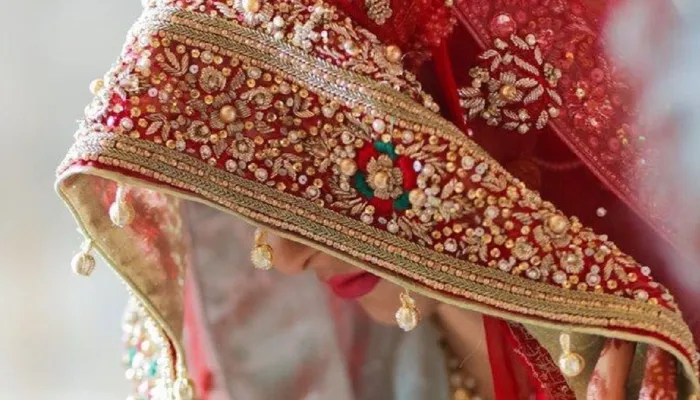 अलीगढ़: नवविवाहिता ने मुंह दिखाई में सांसद से की सड़क बनवाने की मांग, एक माह का मिला आश्वासन