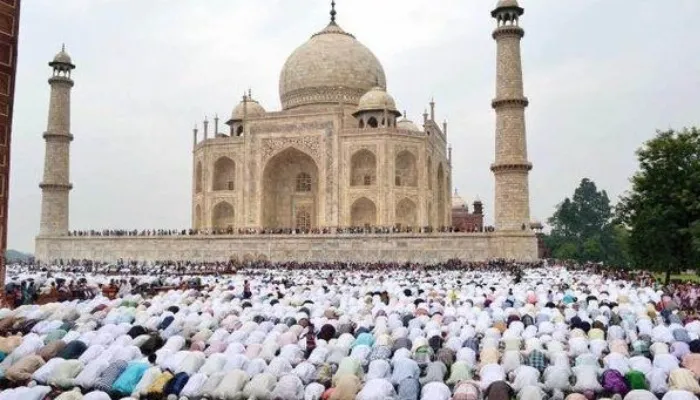 Eid Ul Fitr 2022: दो साल बाद ताजमहल में हुई ईद की नमाज, सभी ने गले मिलकर एक-दूसरे को दी बधाइयां