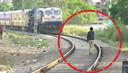 बरेली: चलती ट्रेन के आगे फ्लाइंग किस दे रहा था युवक, लोको पायलट ने ट्रेन रोक पीटा
