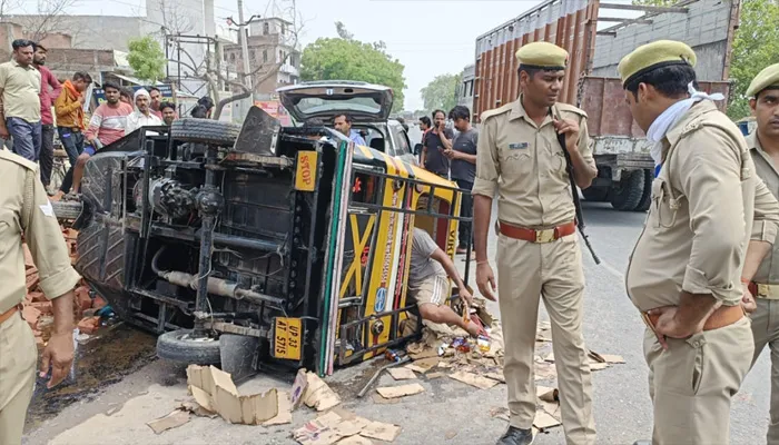 रायबरेली: डंपर की टक्कर से शराब लदा टेंपो सड़क पर पलटा, लगी आग