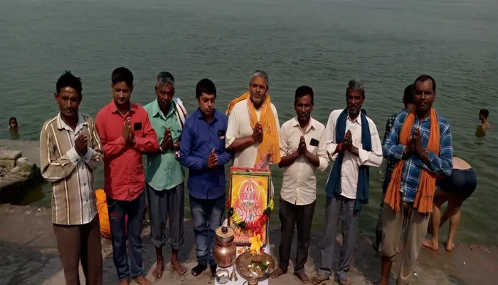 रायबरेली: गंगा तट पर हुई सूर्य और मां भागीरथी की उपासना