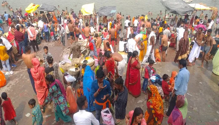 रायबरेली: बुद्ध पूर्णिमा पर गंगा तटों पर लगा श्रद्धालुओं का मेला