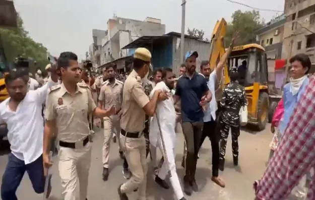 दिल्ली: कल्याणपुरी में चला MCD का बुलडोजर, आप विधायक हिरासत में लिए गए