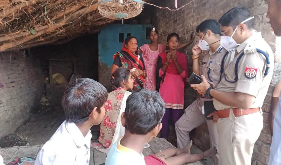 पीलीभीत: छेड़छाड़ पीड़िता के माता-पिता पर शोहदे के रिश्तेदारों ने फेंका तेजाब
