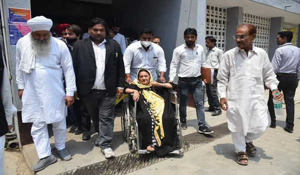 रामपुर : आजम खान के बेटे अब्दुल्ला और पत्नी तंजीन फातिमा ने कोर्ट में दी हाजिरी, वारंट वापस