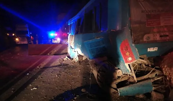 मेक्सिको : दीवार से टकराई बस, 14 लोगों की मौत, 20 घायल