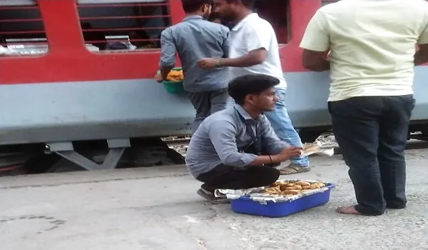 बड़ा खेल: ब्रांडेड कंपनियों के स्टाॅल से बिक रहे घरेलू उत्पाद