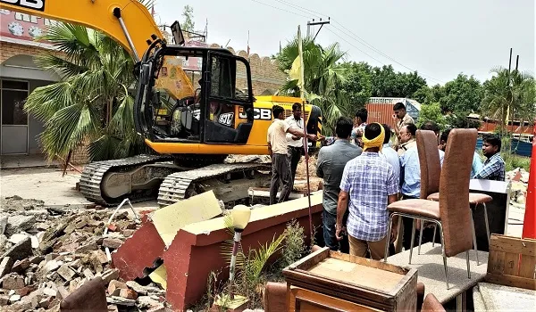 रामपुर: सपा नेता के रिसॉर्ट पर चला एनएचएआई का बुलडोजर