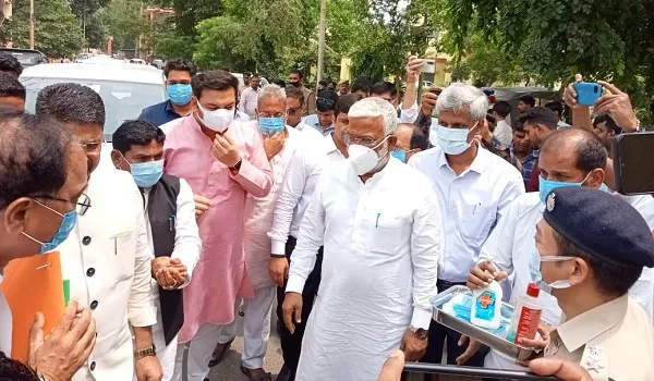 मुरादाबाद : प्रभारी मंत्री स्वतंत्र देव ने जिला अस्पताल का किया औचक निरीक्षण, कमियों पर जताई नाराजगी