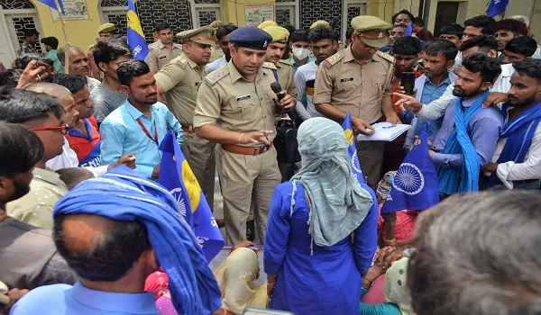 मुरादाबाद: गैंगरेप के आरोपियों की गिरफ्तारी की मा‍ंग को लेकर धरने पर बैठी पीड़िता