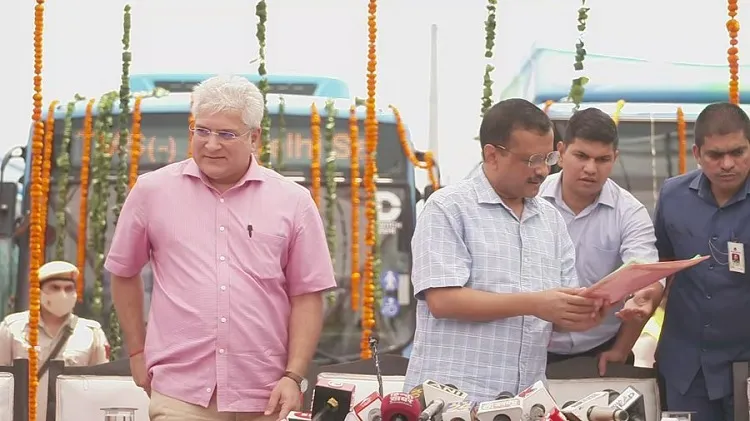  केजरीवाल ने 150 विद्युत बसों को हरी झंडी दिखाकर किया रवाना