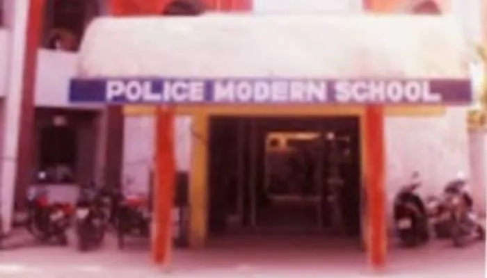 लखनऊ: पुलिस मॉर्डन स्कूल में सालों से पढ़ा रहे शिक्षकों को बिना नोटिस हटाया, नौकरी के लिए चक्कर काट रहे परिजन