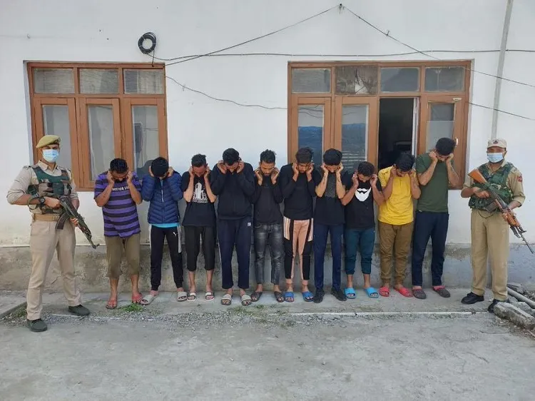 जम्मू-कश्मीर में पथराव, राष्ट्र-विरोधी नारेबाजी के आरोप में 10 लोग गिरफ्तार