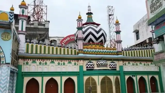 बरेली की दरगाह-ए-अला हज़रत, तंग गलियों में स्थित धार्मिक स्थल