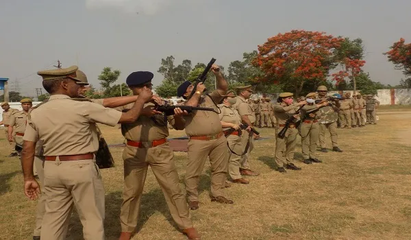 अमरोहा: बलवाईयों को तितर-बितर करने के लिए दंगा नियंत्रण अभ्यास