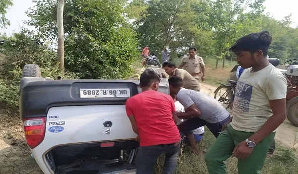 संभल : अनियंत्रित कार सड़क किनारे पलटी, चालक समेत चार घायल