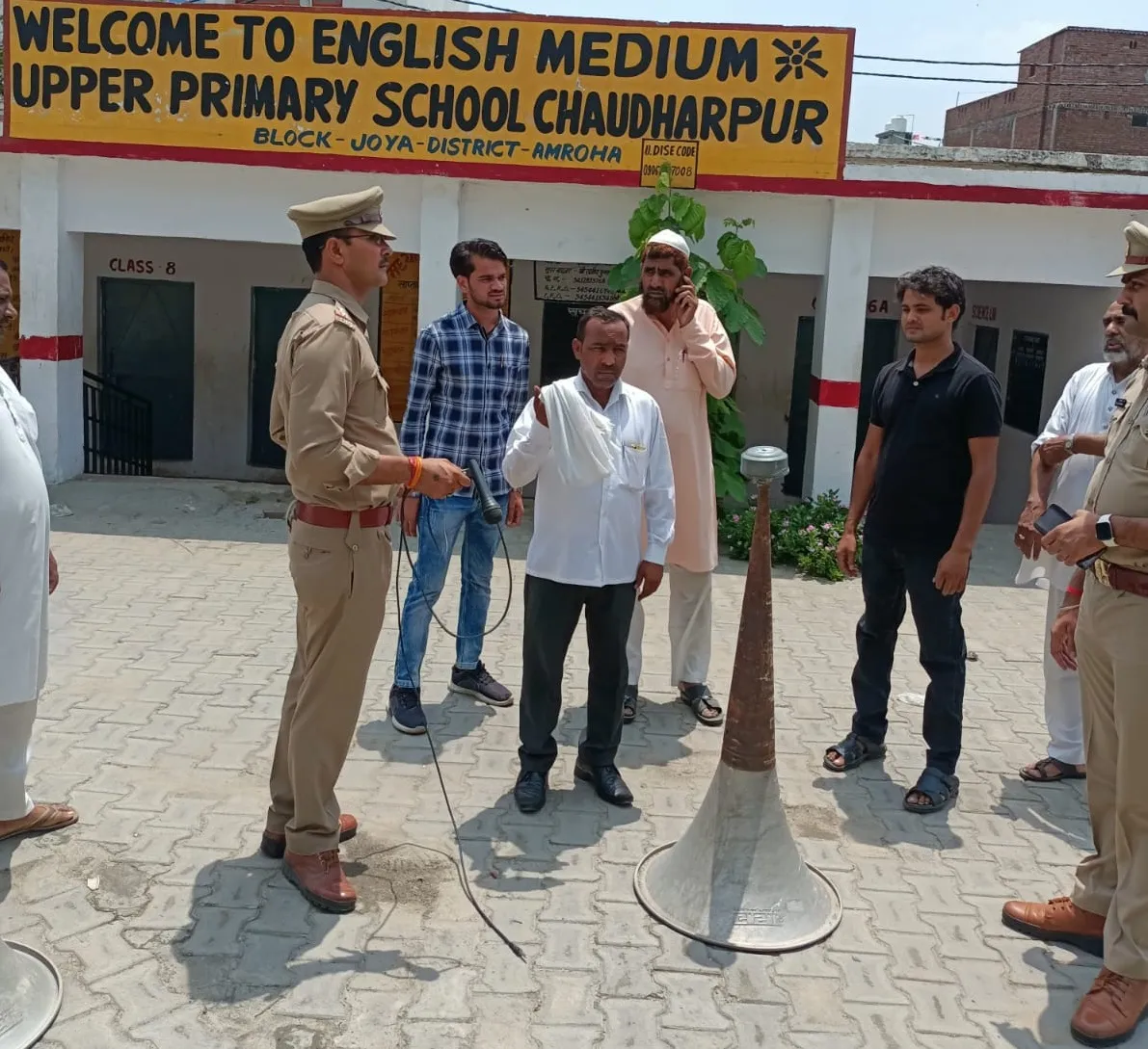 अमरोहा : शासन के निर्देश पर धार्मिक स्थलों से उतरवाए लाउडस्पीकर