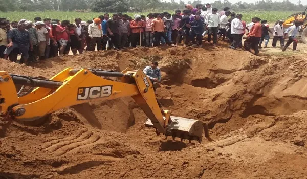बिजनौर : कुएं की मिट्टी के नीचे दबा युवक जेसीबी लगाकर निकाला बाहर, मौत