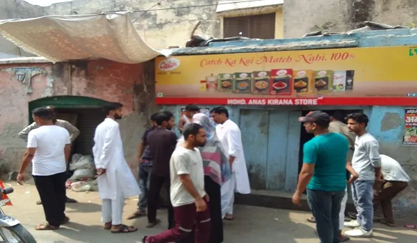 संभल: किराना स्टोर की छत काटकर हजारों की चोरी