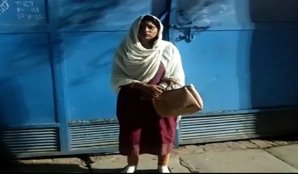 मुरादाबाद: पति के खिलाफ कोर्ट में मुकदमा, ससुराल की चौकठ पर धरना, पशोपेश में पुलिस