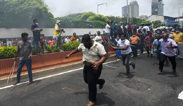 Sri Lanka Crisis: श्रीलंका में कैदियों के समूह द्वारा सरकार विरोधी प्रदर्शनकारियों पर हमले को लेकर जांच शुरू