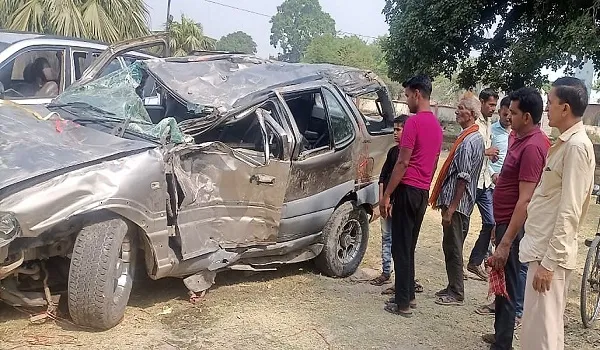 मुरादाबाद: दीवार से टकराई कार, दूल्हा-दुल्हन सहित सात घायल