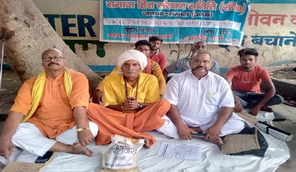संभल : राशन कार्ड में फर्जी यूनिट दर्ज करने का आरोप, धरने पर बैठे