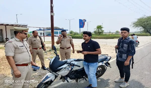 अमरोहा: जिले भर में पुलिस ने की बैंक शाखाओं और वाहनों की जांच