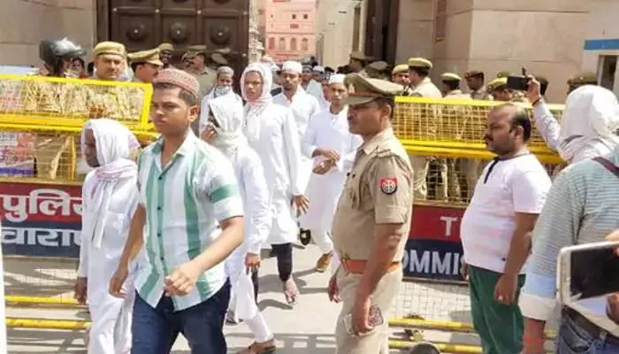 वाराणसी: ज्ञानवापी मस्जिद में सर्वे को लेकर दोनों पक्षों ने की जमकर नारेबाजी, टीम के पहुंचने पर हुआ हंगामा