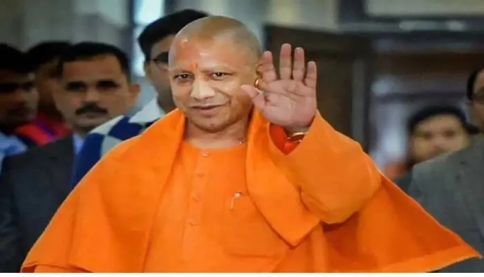 मुख्यमंत्री योगी पहुंचे झांसी, विकास कार्यों और कानून व्यवस्था की करेंगे समीक्षा