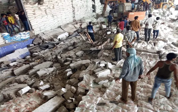 गुजरात में बड़ा हादसा, एक कारखाने की दीवार गिरने से 12 मजदूरों की मौत, कई लोग मलबे में दबे