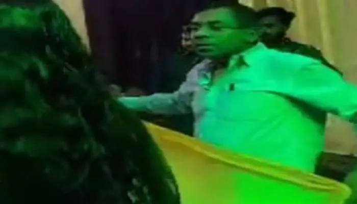 प्रयागराज: बिजली विभाग के अवर अभियंता ने बार बालाओं के साथ लगाये ठुमके, निलंबित