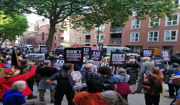 ब्रिटेन के गृह कार्यालय के बाहर असांजे समर्थकों का विरोध प्रदर्शन